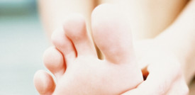 Le scarpe con punte verso l'alto indeboliscono i piedi