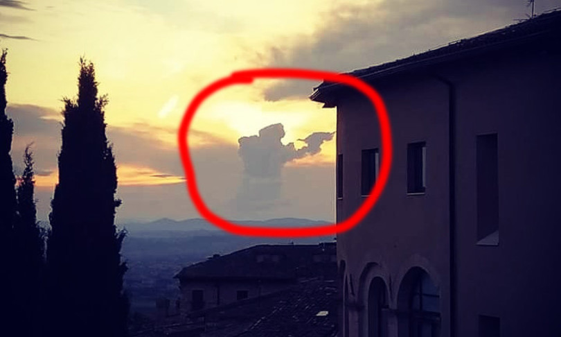 san francesco tra le nuvole di assisi foto