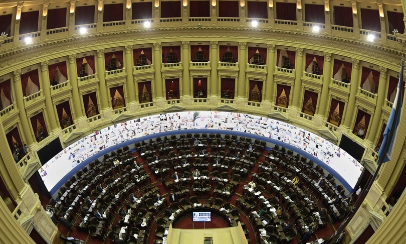 Argentina seno moglie bacia deputato