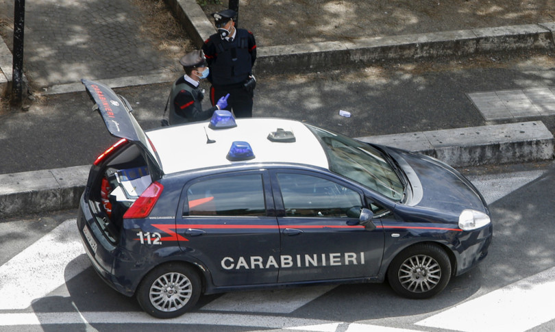 bulli pestano bangladino che non regala loro birre