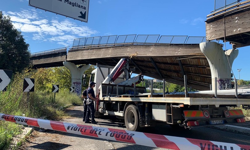 crolla ponte su pista ciclabile roma via laurentina