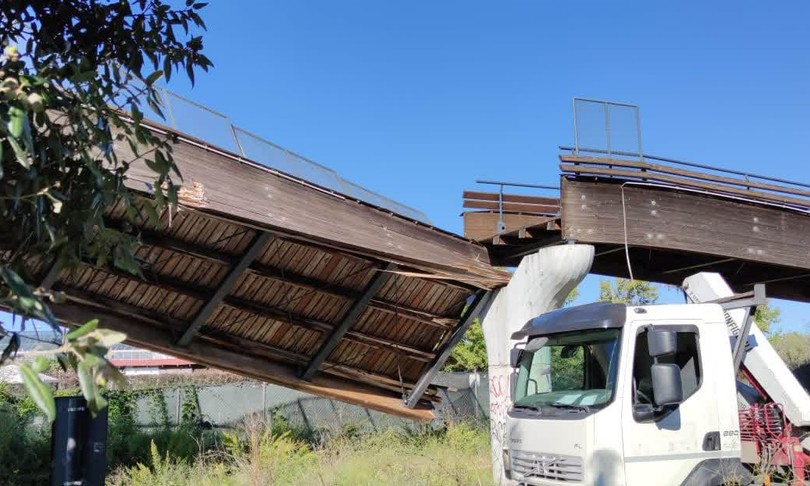 crolla ponte su pista ciclabile roma via laurentina