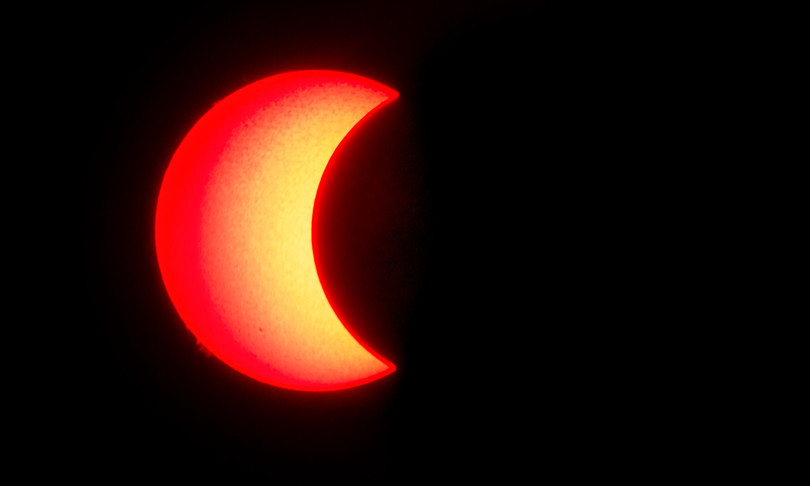 einstein gravità sposta luce solare verso rosso