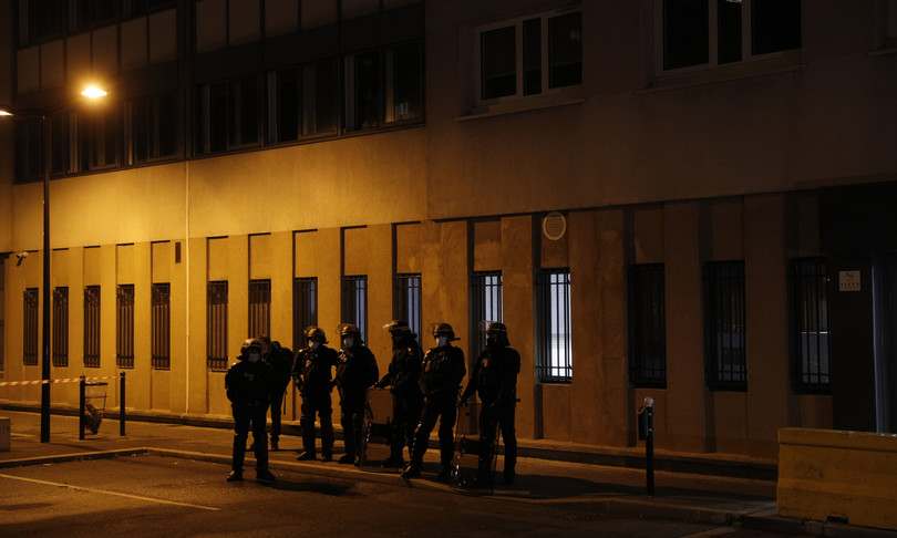 francia attaccano commissariato polizia