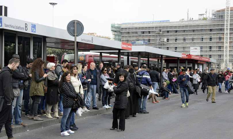 asstra capienza dimezzata mezzi pubblici passeggeri a piedi