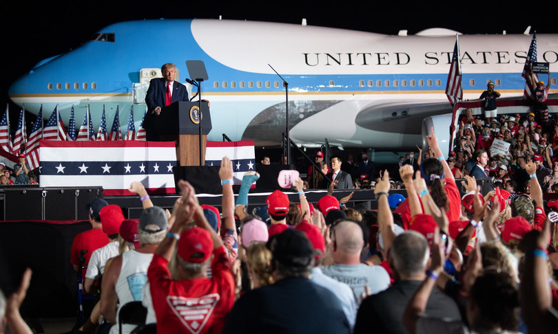america 2020 elezioni trump bacio covid