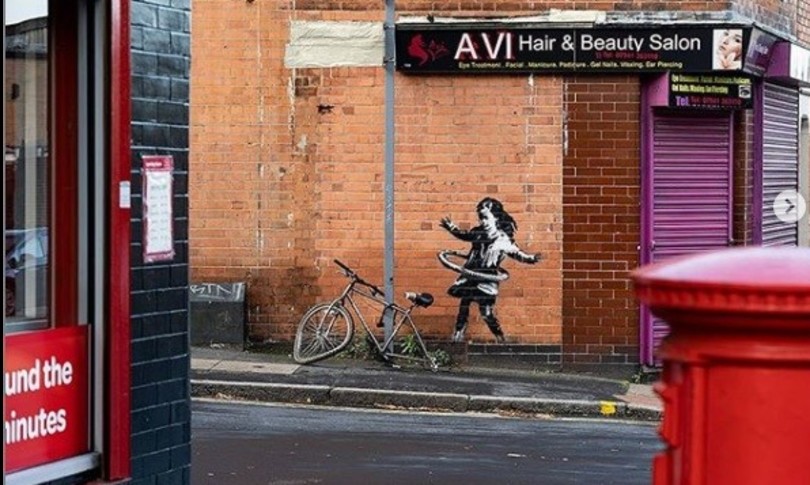 bimba hula-hoop bici rotta nuovo Banksy