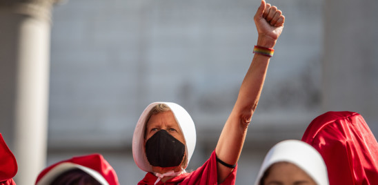 Le donne marciano contro la Barrett