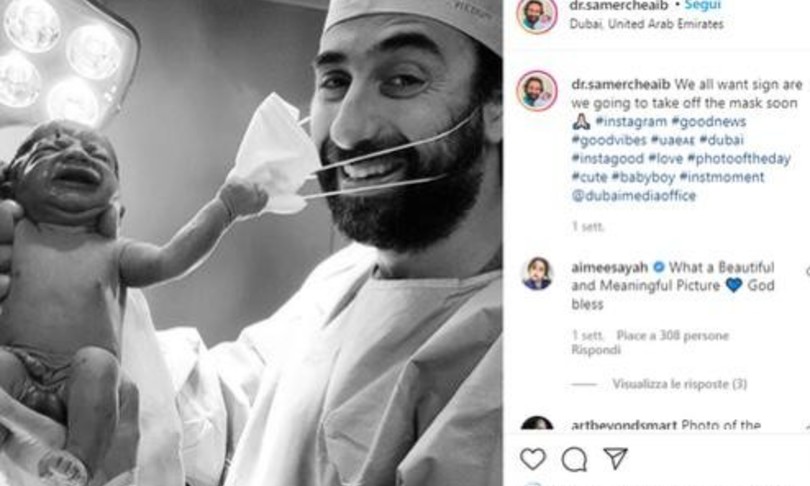 bambino strappa mascherina medico