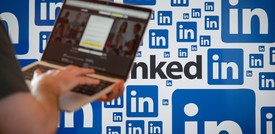 LinkedIn cede alle 'storie'. Ma ce n'era davvero bisogno?