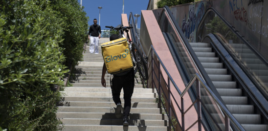 Un rider di Glovo potrebbe essere 'reintegrato' e assunto a tempo indeterminato