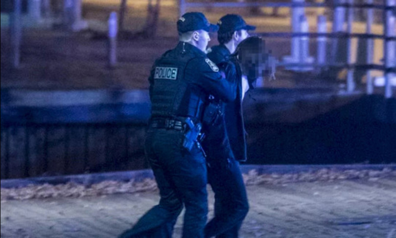 spada e armatura medievale aggressione Quebec