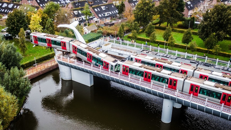 La balena di plastica che ha evitato a un treno di precipitare nel vuoto