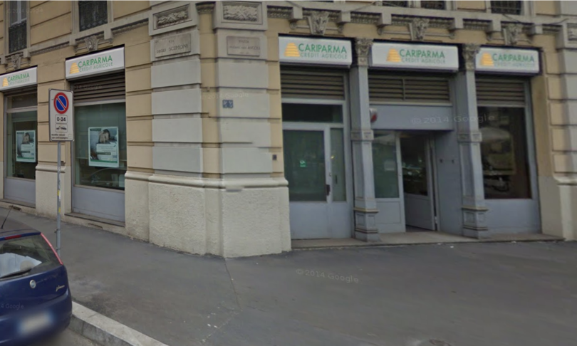 Rapina banca Milano fuga tombini