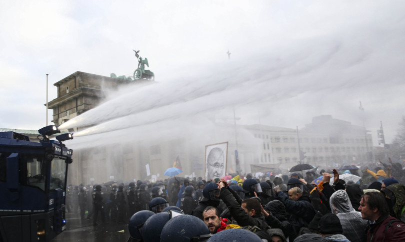covid no mask negazionisti berlino bundestag merkel