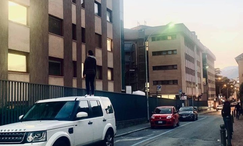 covid ragazza tetto auto como ospedale valduce