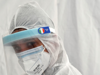 I nuovi casi venerdì sono stati  28.352 contro i 29.003 di giovedì. La Lombardia prima per contagi con 5.389