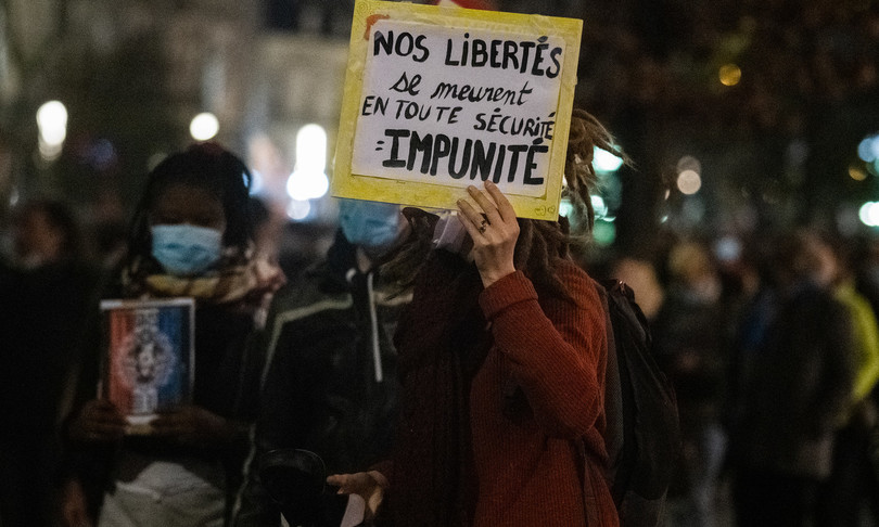 Francia agenti pestano nero disarmato Macron vergogna