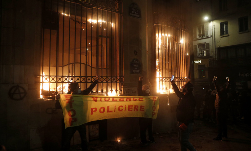 scontri parigi francia legge sicurezza