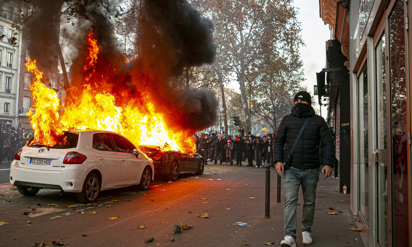 scontri parigi polizia manifestazioni francia