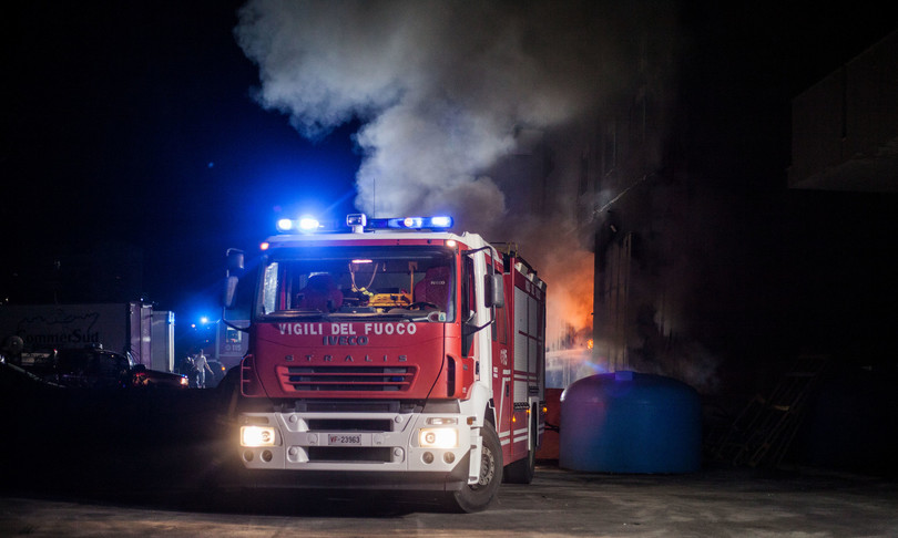 ostia incendio in deposito mobili arredamenti