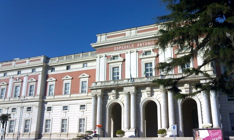 infermiera presa a calci e pugni in ospedale napoli