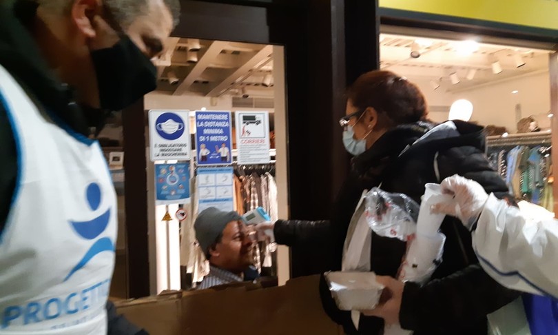 poveri milano coprifuoco covid nuova poverta