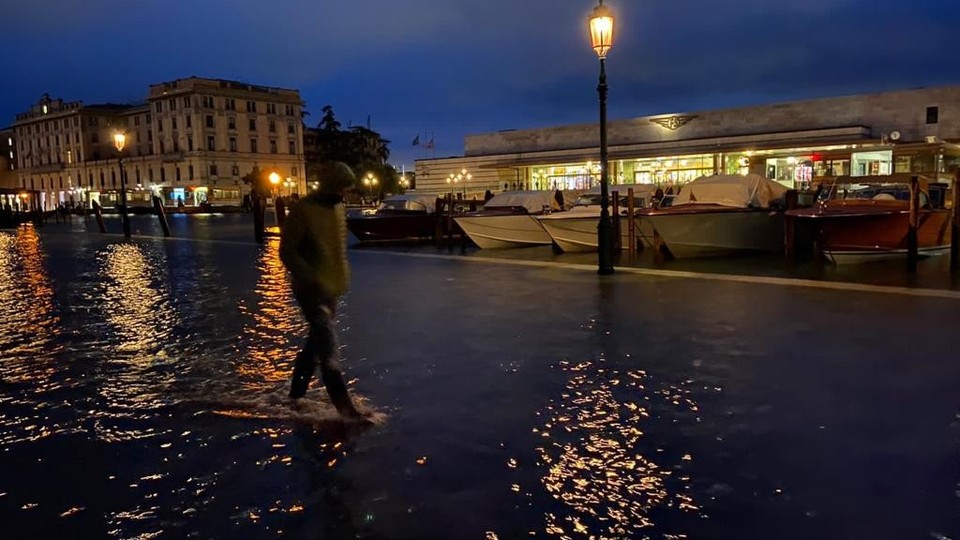 Con l'acqua alta, le barche sono al livello del marciapiedi
