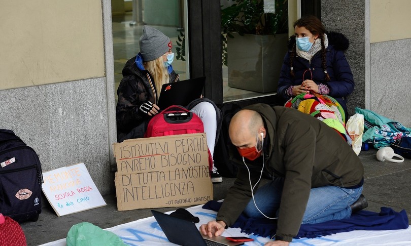 Scuola protesta Dad Torino padre insegnante figlia
