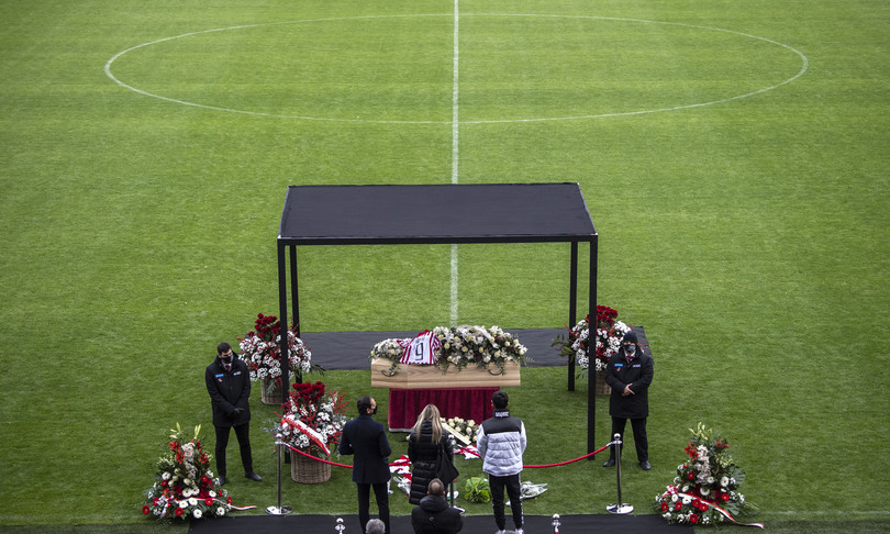 paolo rossi abbraccio vicenza feretro