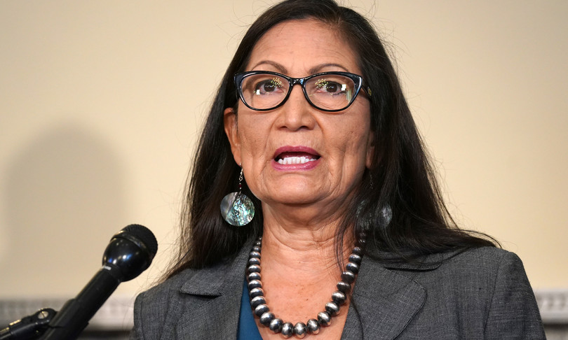 Usa Biden Deb Haaland nativa americana