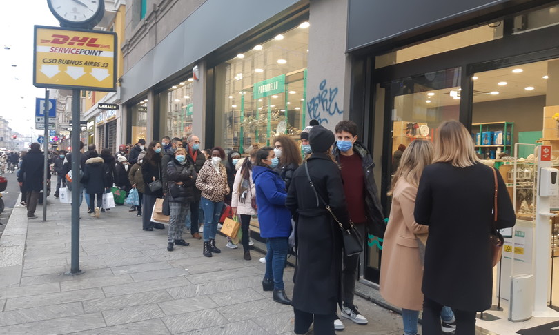 Folla strade shopping MIlano zona rossa Natale