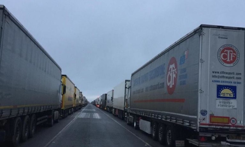 rabbia camionisti italiani stretto manica gran bretagna