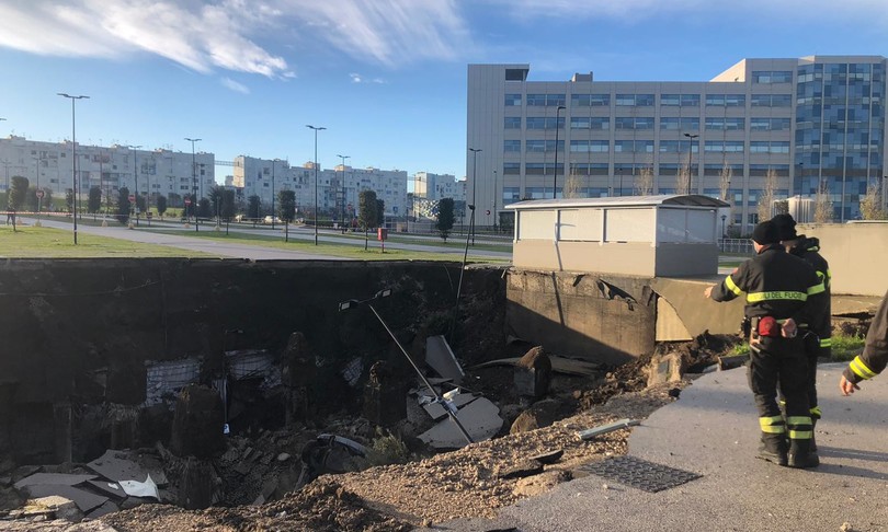 Voragine in parcheggio ospedale Mare Napoli nessun ferito