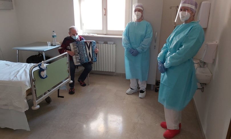 alpino piacenza suona fisarmonica centro covid