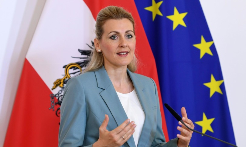 ministra lavoro austria si dimette per accusa plagio tesi laurea