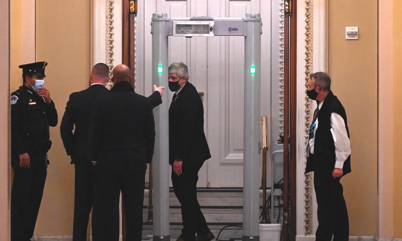 metal detector congresso usa pelosi proteste
