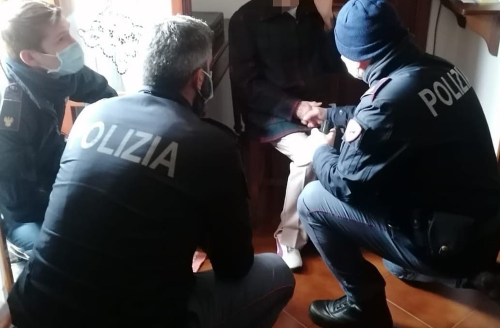 L'anziana che ha tentato il suicidio accudita dagli agenti di polizia che l'hanno salvata