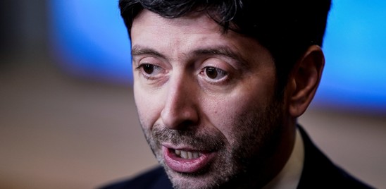 Speranza a Pfizer: "Rispetti i patti, la campagna vaccinale non è uno scherzo"
