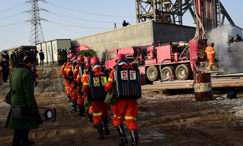 cina minatori intrappolati chiedono aiuto