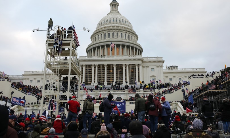tinder chiude profili assalitori capitol hill