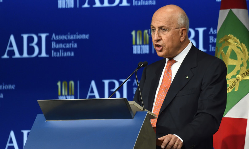 accelerano i prestiti calano le sofferenze report abi
