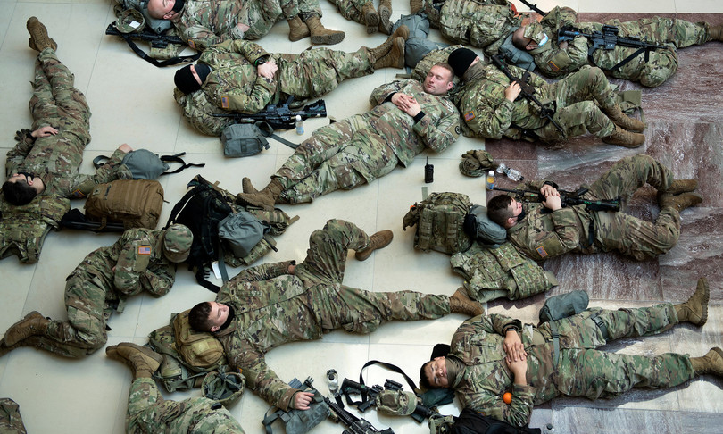 usa covid notti parcheggio calvario guardia nazionale