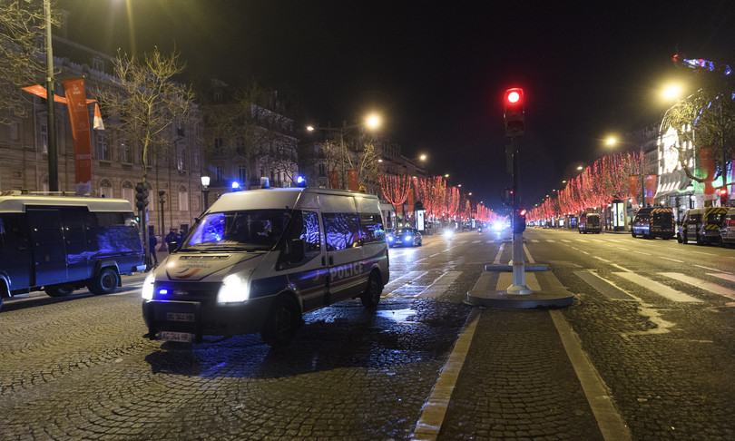 poliziotti parigi macarena coprifuoco