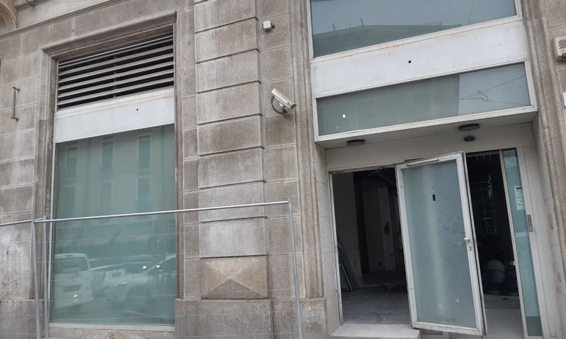 serrande abbassate Covid Milano grattacieli corso Garibaldi