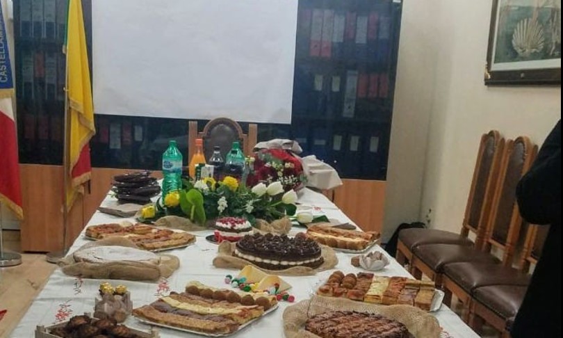 festicciola sala giunta Castellammare golfo diventata caso politico