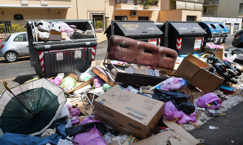 rifiuti multe foto trappola comune di roma