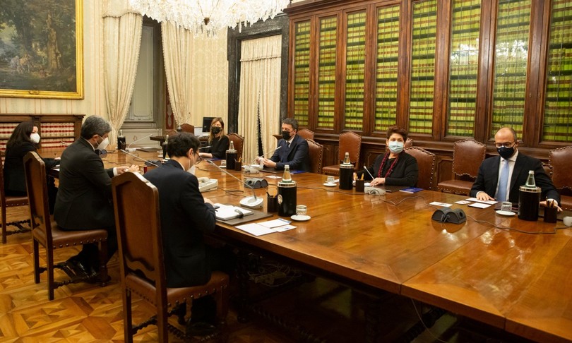 Renzi a Fico documento scritto e governo politico ma non a tutti i costi