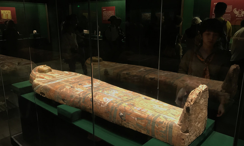 archeologia egitto mummia con lingua d'oro