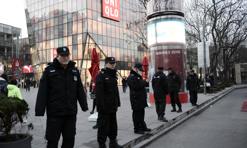 a hong kong la polizia attiva lockdown su agguato